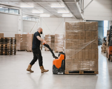 Met spoed containers laden en lossen